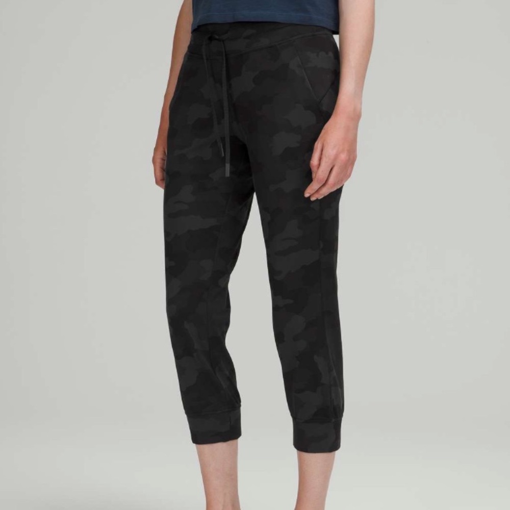 Ready to Rulu Jogger Crop in Heritage 365 Camo Deep Coal Multi